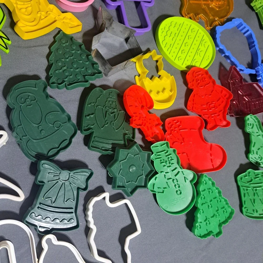 50+‎ Plastic Cookie Cutter Lot Christmas Easter Muppets Peanuts Scooby Hogwarts